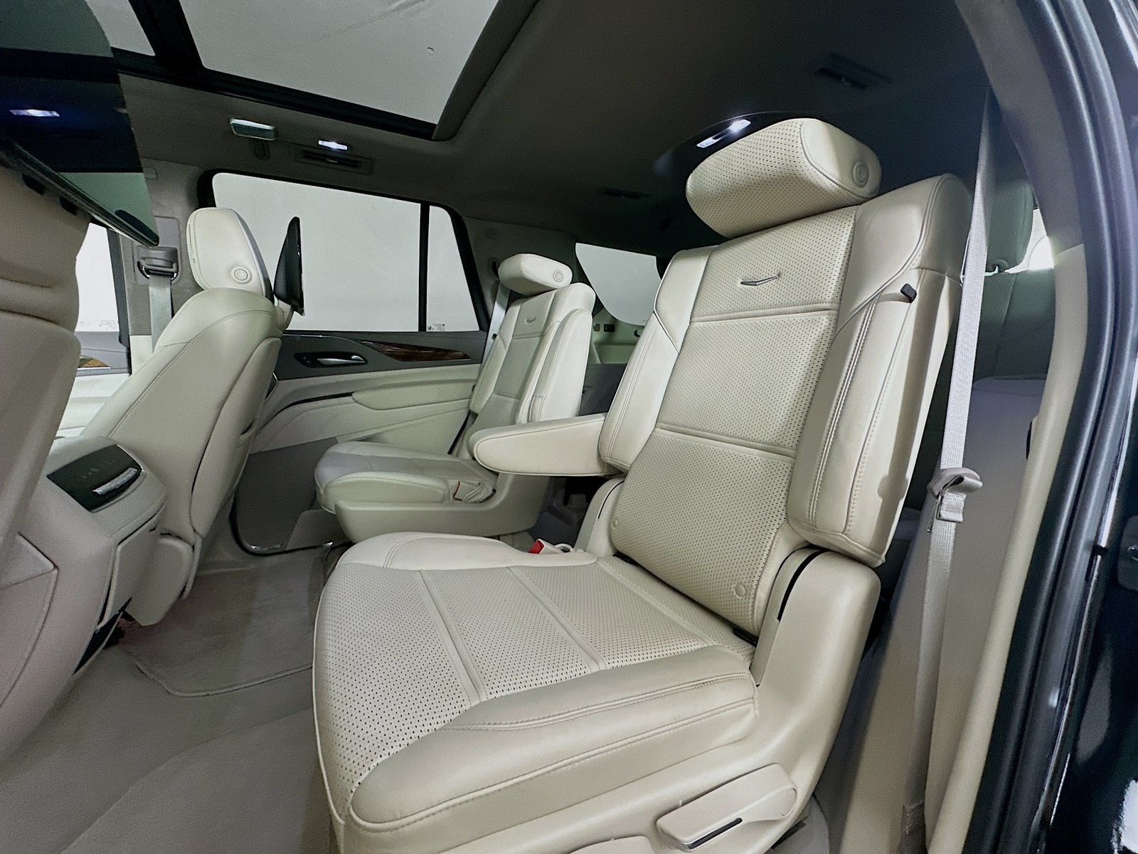 Used 2024 Cadillac Escalade Premium Luxury Platinum AWD/4WD image 26