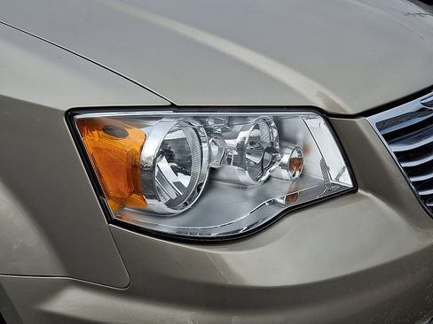 Used 2015 Chrysler Town & Country Touring w/ Driver Convenience Group image 10