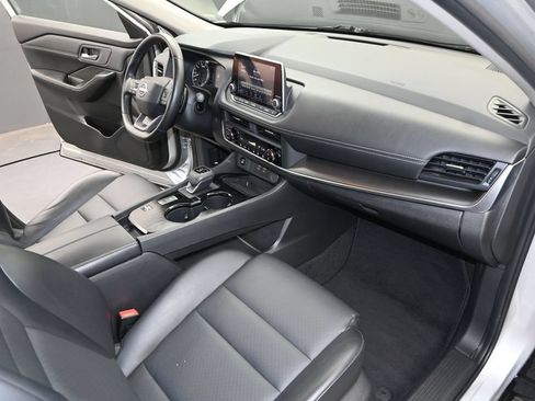 Used 2025 Nissan Rogue SV w/ SV Premium Package FWD image 31