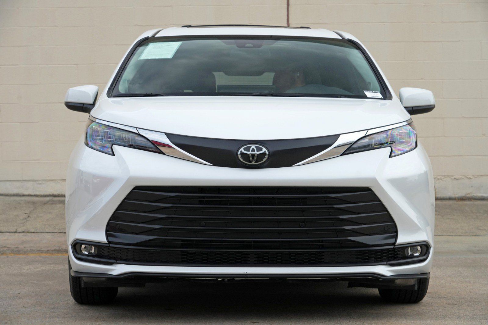 Used 2026 Toyota Sienna XLE FWD image 7