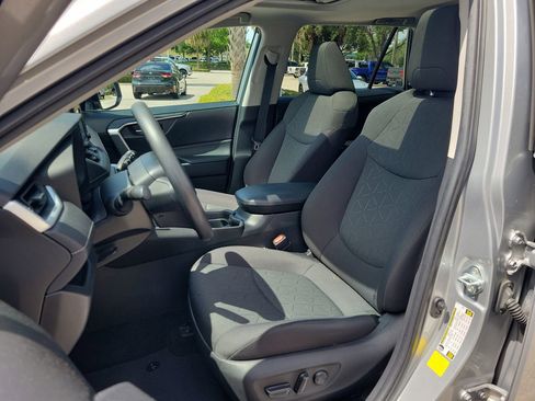 Used 2021 Toyota RAV4 XLE w/ Convenience Package FWD image 17