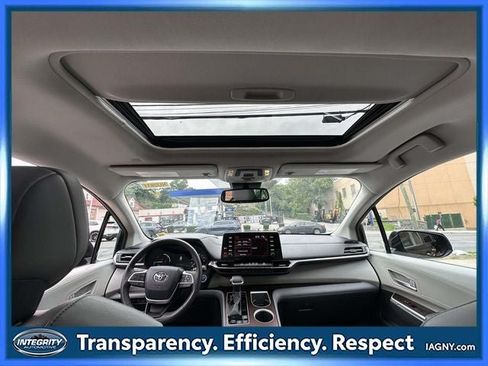 Used 2024 Toyota Sienna XLE FWD image 21