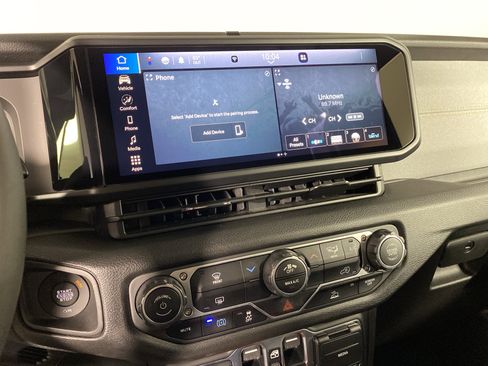 Used 2025 Jeep Wrangler Willys image 32