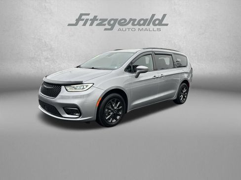 Used 2021 Chrysler Pacifica Limited w/ S Appearance Package image 3
