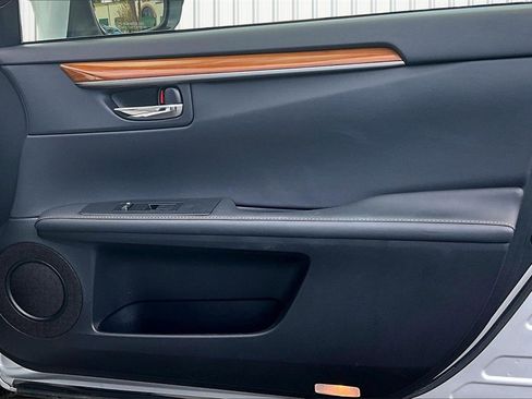 Used 2015 Lexus ES 300h image 19
