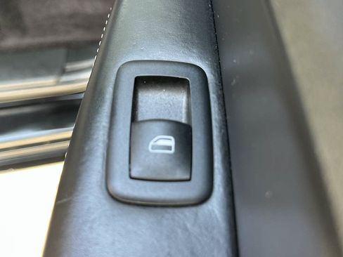 Used 2017 Jeep Grand Cherokee Overland w/ Jeep Active Safety Group AWD/4WD image 37