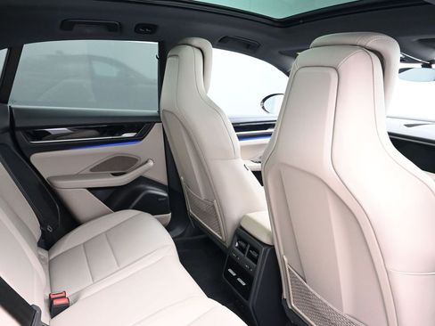 Used 2025 Porsche Macan 4 Electric image 7