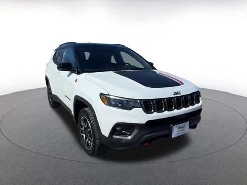 Used 2025 Jeep Compass Trailhawk image 3
