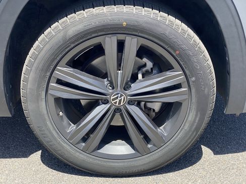 Used 2022 Volkswagen Atlas Cross Sport SEL R-Line AWD/4WD image 13