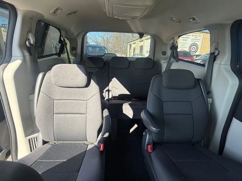Used 2010 Dodge Grand Caravan SXT image 4