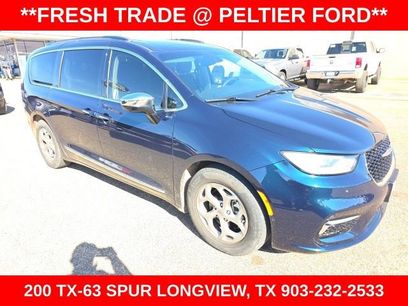 Used 2023 Chrysler Pacifica Limited w/ Uconnect Theater Family Group