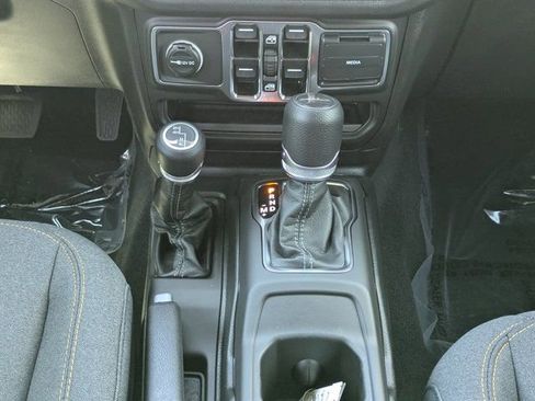 New 2025 Jeep Gladiator Sport image 17