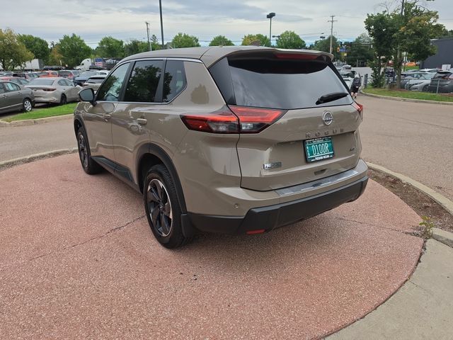 Used 2025 Nissan Rogue SV AWD/4WD image 3
