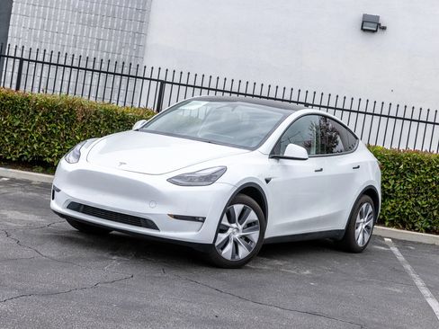 Used 2024 Tesla Model Y Long Range AWD/4WD image 18