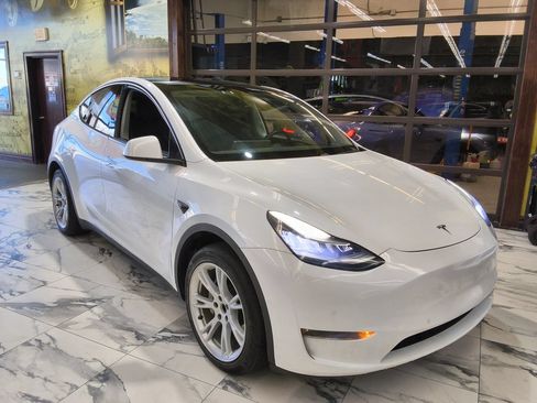 Used 2020 Tesla Model Y Long Range AWD/4WD image 1