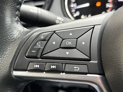 Used 2018 Nissan Rogue SV image 17