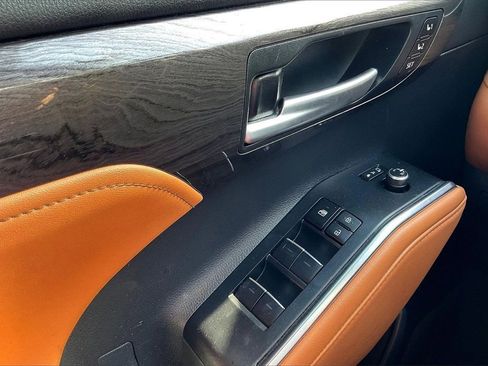 Used 2024 Toyota Highlander Platinum image 38