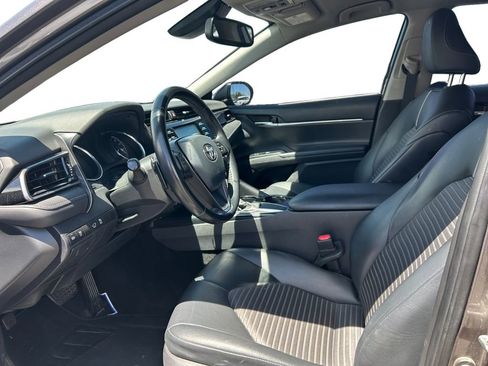 Used 2020 Toyota Camry SE w/ Convenience Package FWD image 11