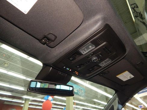 Used 2023 Chevrolet Suburban Z71 image 27