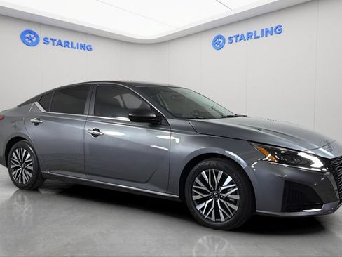 Used 2024 Nissan Altima 2.5 SV FWD image 12