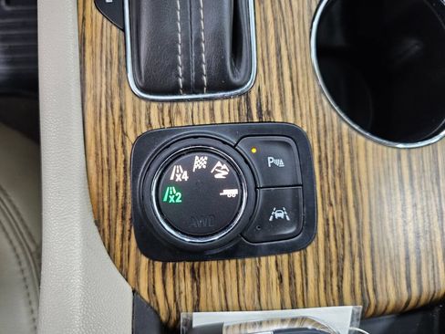 Used 2017 GMC Acadia Denali w/ Technology Package AWD/4WD image 27