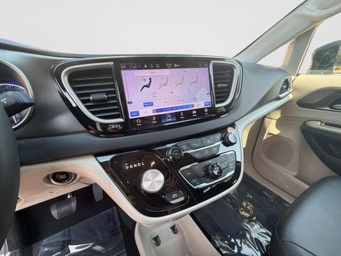 Used 2024 Chrysler Pacifica Touring-L FWD image 27