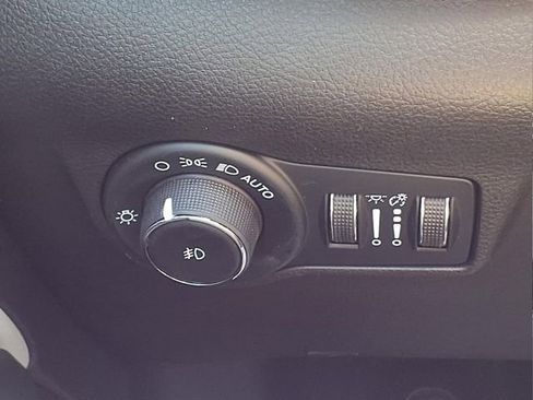 Used 2023 Jeep Compass Limited image 24