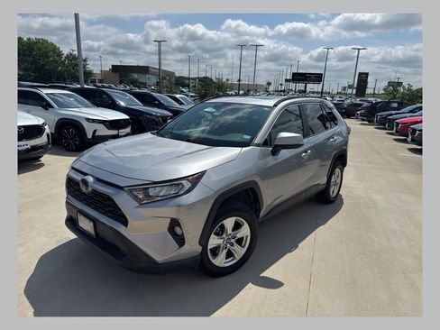 Used 2019 Toyota RAV4 XLE FWD image 1
