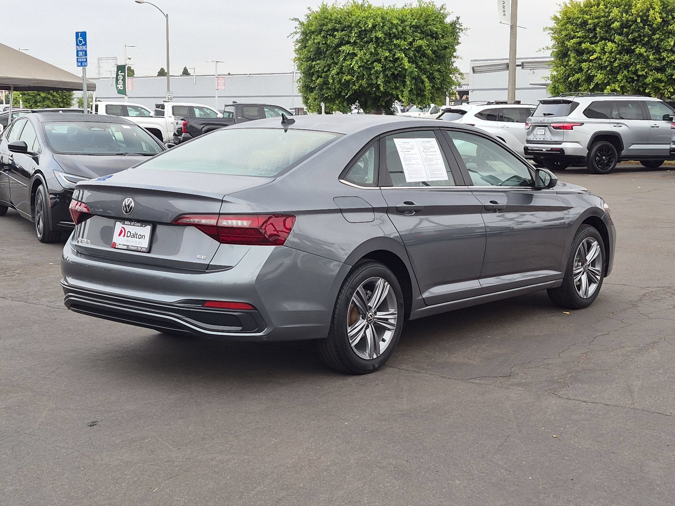Used 2024 Volkswagen Jetta SE FWD image 8