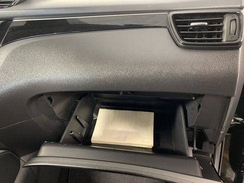 Used 2017 Nissan Rogue Sport SL w/ SL Premium Package FWD image 38