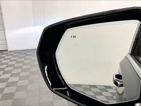 Used 2024 Chevrolet Suburban High Country image 32