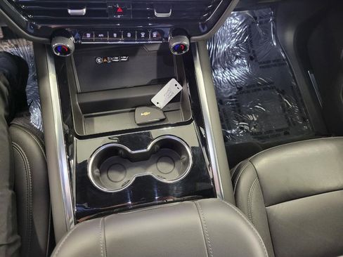 Used 2025 Chevrolet Suburban Z71 image 15