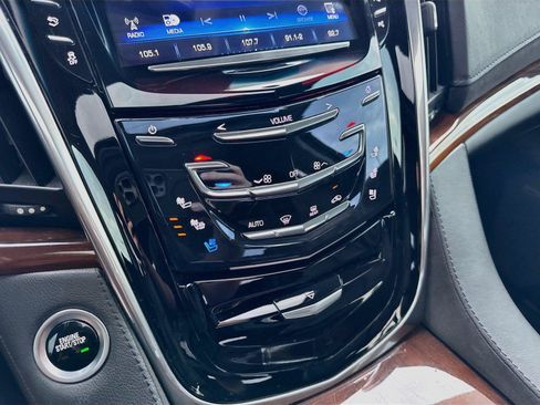 Used 2019 Cadillac Escalade Luxury AWD/4WD image 23
