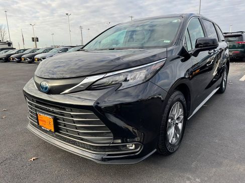 Used 2025 Toyota Sienna XLE image 8