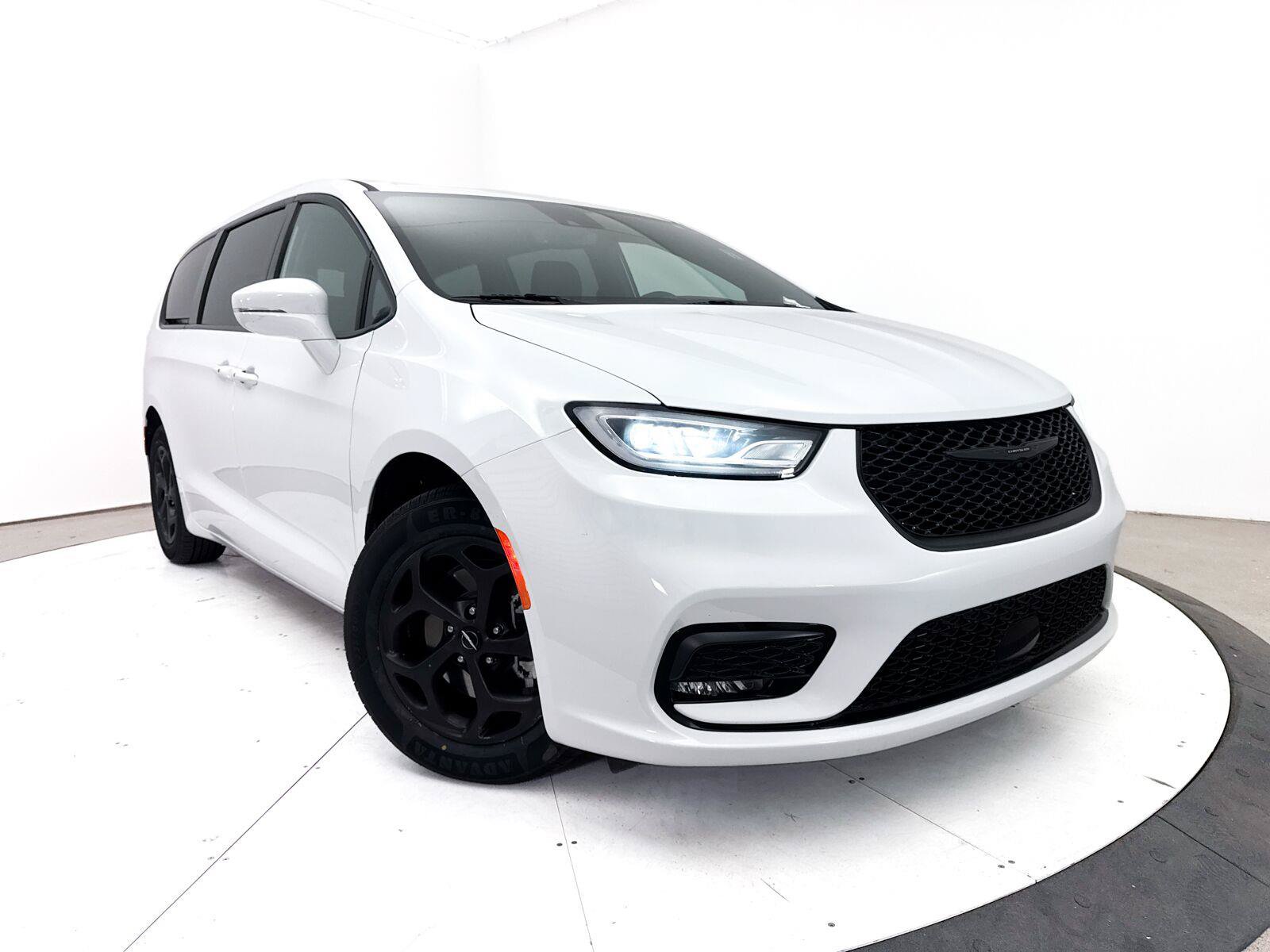 Used 2022 Chrysler Pacifica Touring-L w/ S Appearance Package FWD image 1