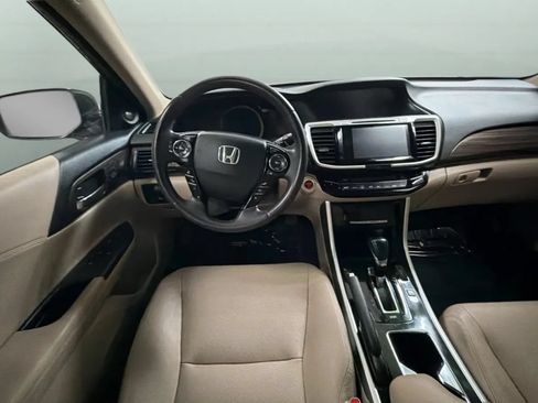 Used 2017 Honda Accord Touring image 10