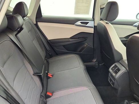 Used 2025 Volkswagen Taos SE AWD/4WD image 21