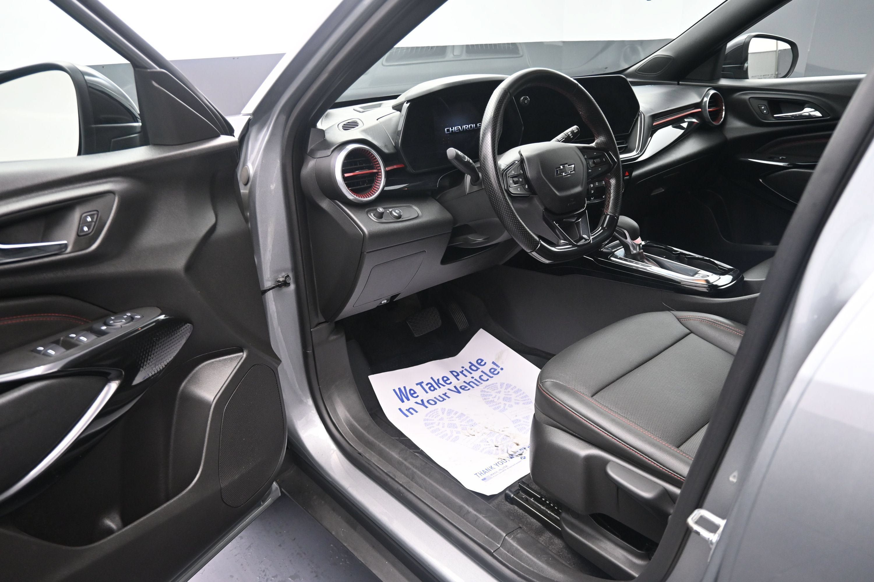 Used 2025 Chevrolet Trax RS w/ Sunroof Package FWD image 10