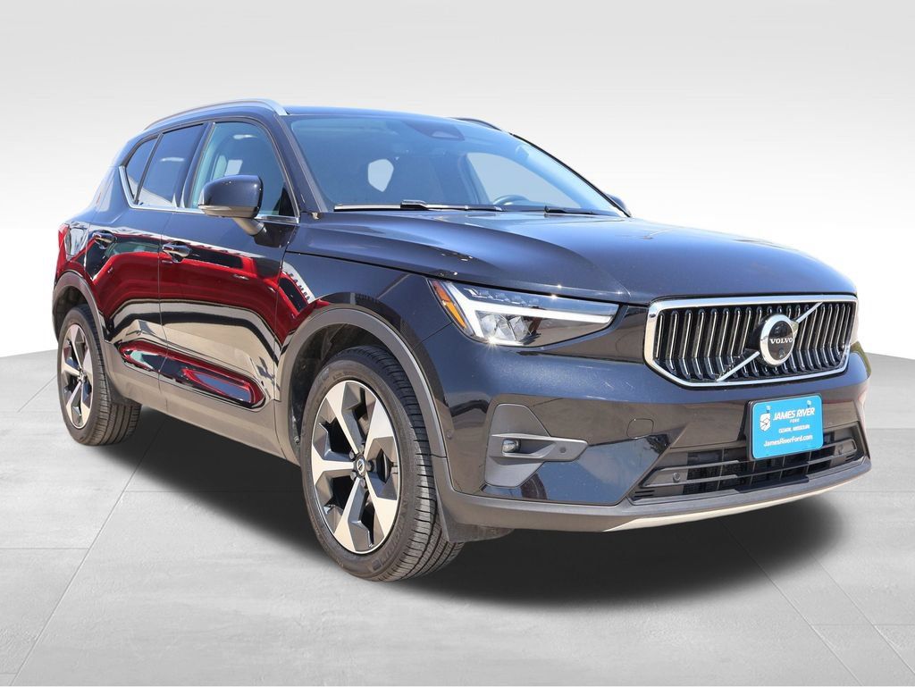 Used 2025 Volvo XC40 B5 Plus AWD/4WD image 6