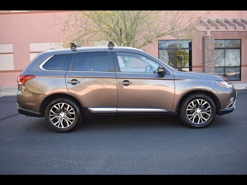 Used 2017 Mitsubishi Outlander SEL image 1
