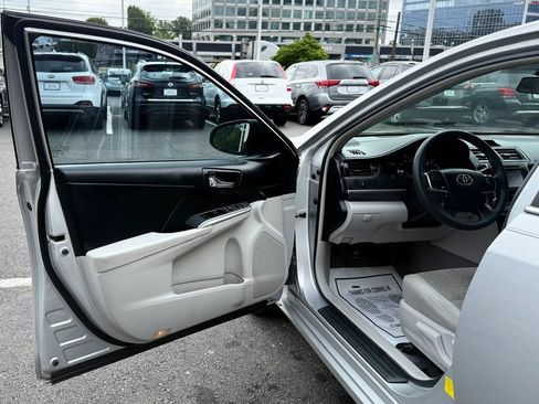 Used 2014 Toyota Camry LE FWD image 9