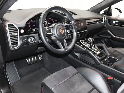 Used 2023 Porsche Cayenne GTS w/ Premium Package image 20