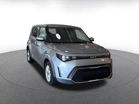 Used 2025 Kia Soul LX w/ LX Technology Package FWD image 3