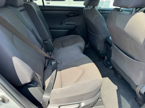 Used 2023 Toyota Highlander LE AWD/4WD image 19