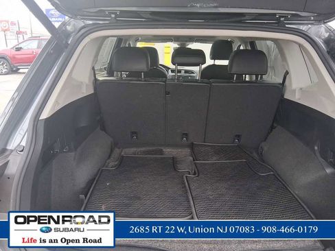 Used 2024 Volkswagen Tiguan SE w/ Panoramic Sunroof Package image 9