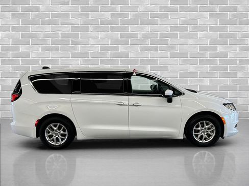 Used 2023 Chrysler Voyager LX image 6