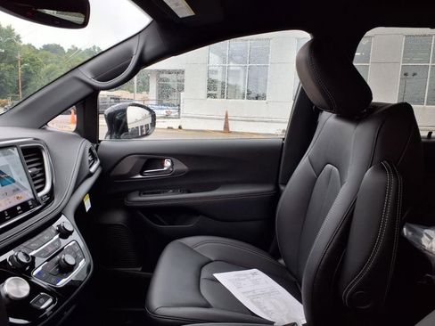 New 2026 Chrysler Pacifica Select image 17