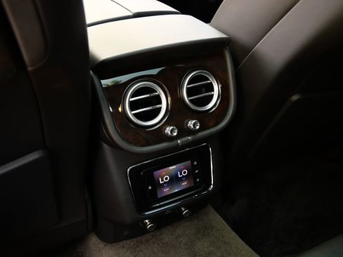 Used 2017 Bentley Bentayga AWD/4WD image 29