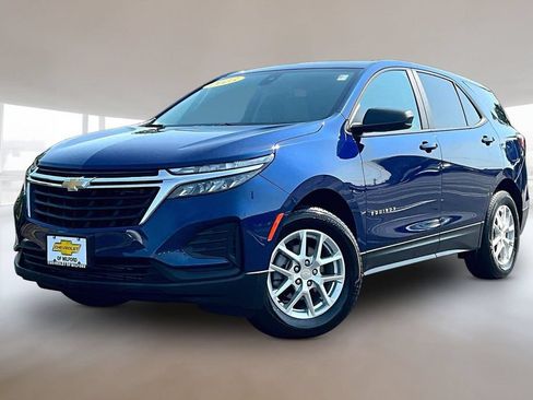 Used 2023 Chevrolet Equinox LS w/ LS Convenience Package AWD/4WD image 3