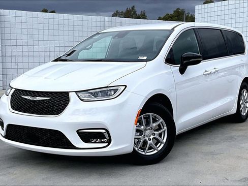 New 2026 Chrysler Pacifica Select FWD image 2